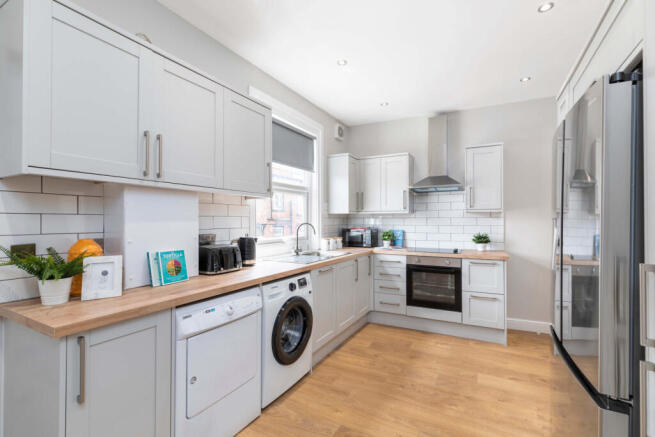 6 bed House to rent Image 5