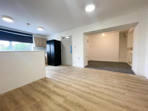 10 bed Detached to rent Image 6