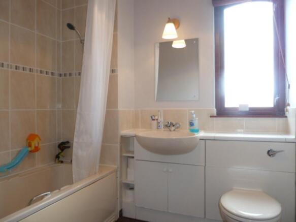 25 St Michaels Crescent − Bathroom