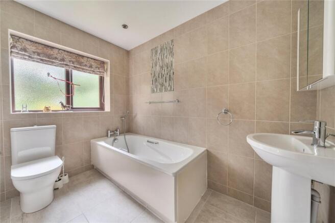 5 bed Detached for sale Image 10