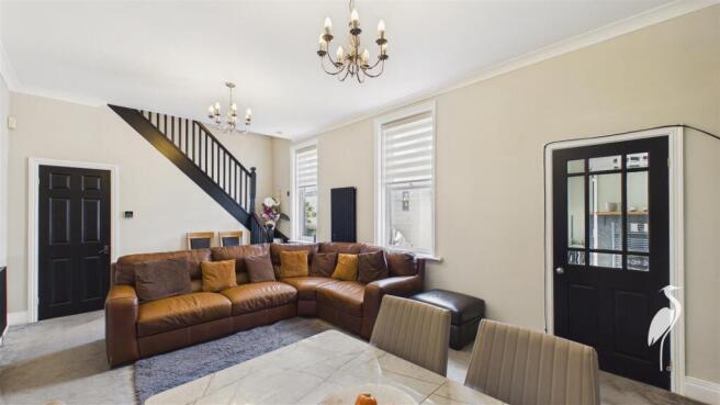 Lounge/Dining Area