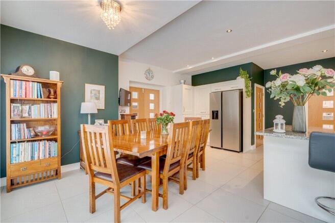 5 bed Link Detached House for sale Image 7