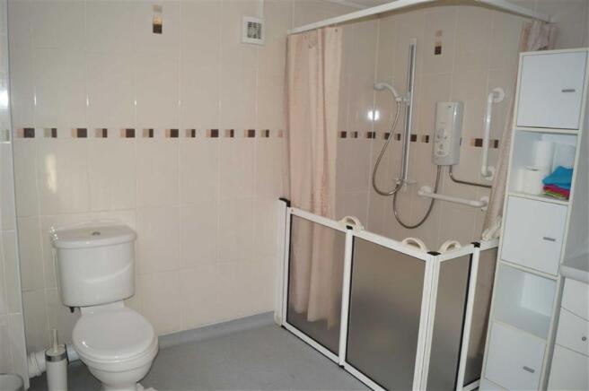 BATHROOM/SHOWER ROOM