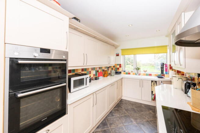 5 bed Detached for sale Image 12