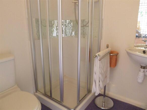 EN-SUITE SHOWER ROOM