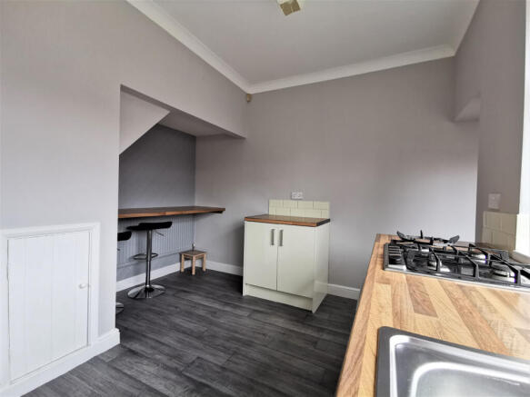 2 bed Semi-Detached to rent Image 5