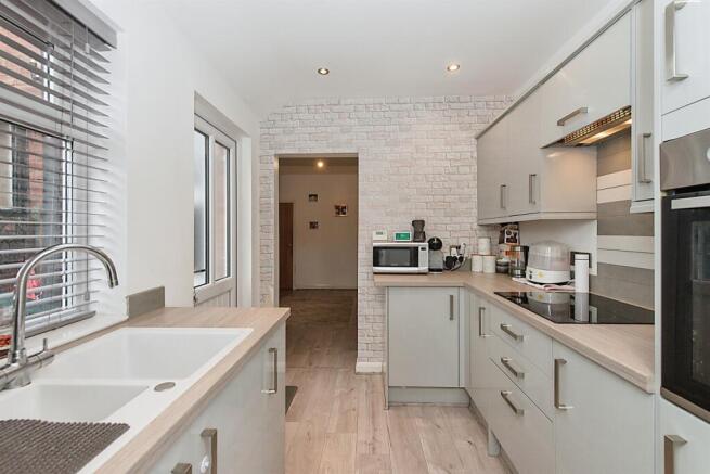 2 bed Terraced to rent Image 4