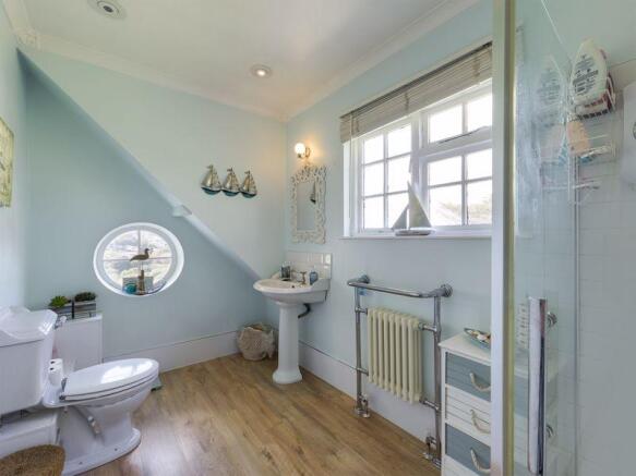 en-suite showe...