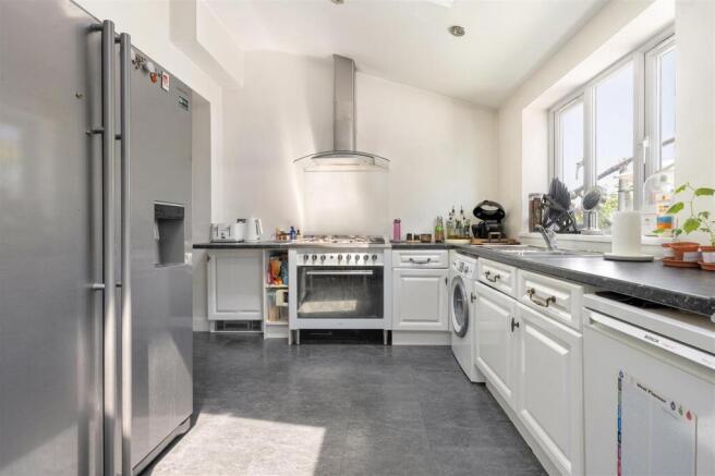 South View Drive, E18