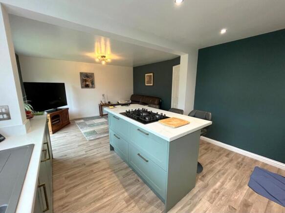 5 bed Detached for sale Image 8