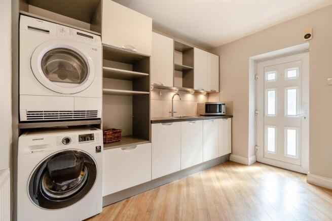 8660437-interior18.jpg