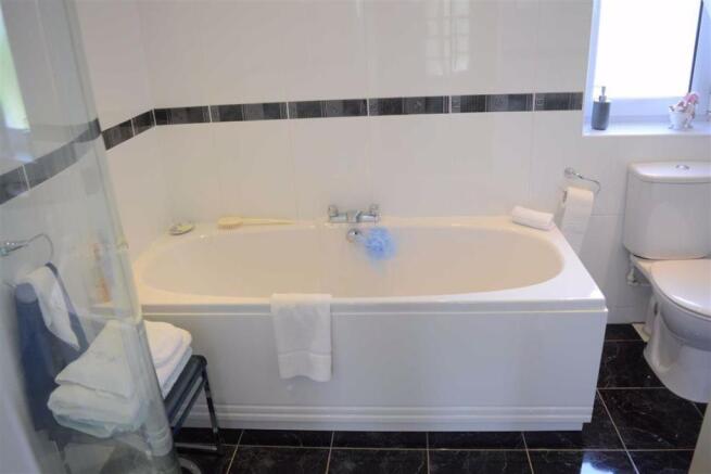 FAMILY BATHROOM (rear)