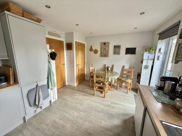 4 bed Semi-Detached for sale Image 7