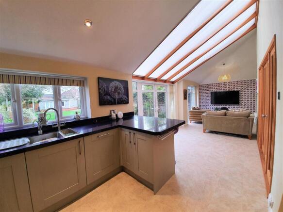 7 Glenhurst Avenue - kitchen.jpg