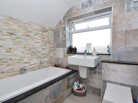 4 bed Semi-Detached for sale Image 7