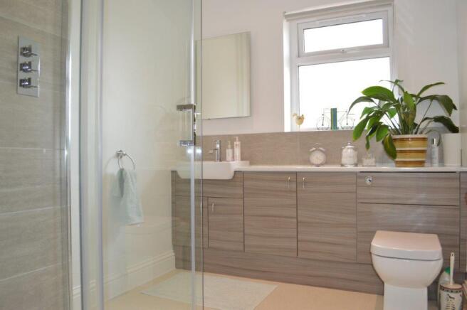 EN SUITE TO BEDROOM 1