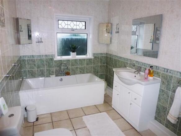 FAMILY BATHROOM :