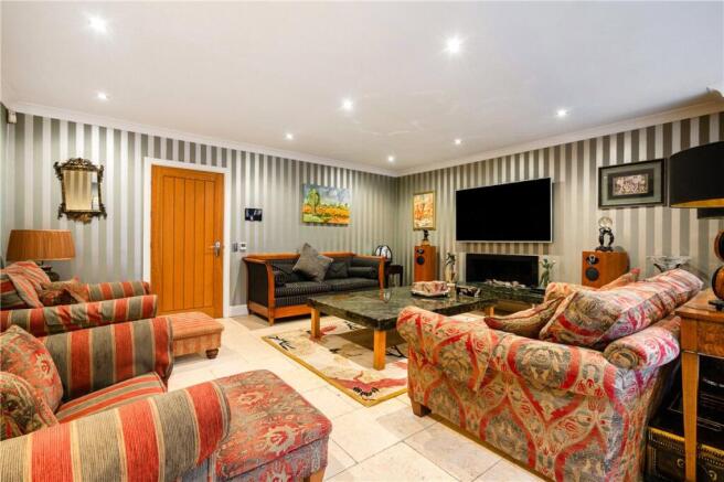 5 bed Detached for sale Image 6