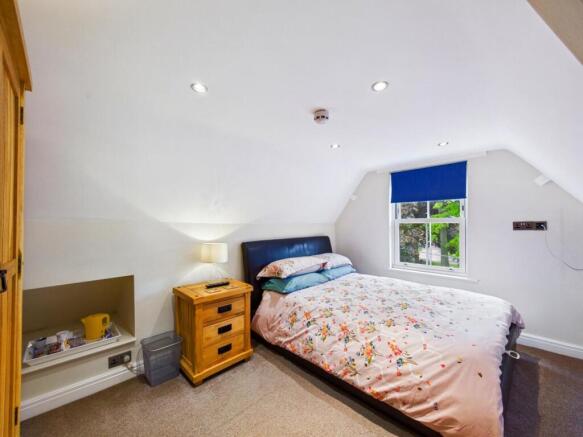 6 bed Detached for sale Image 6