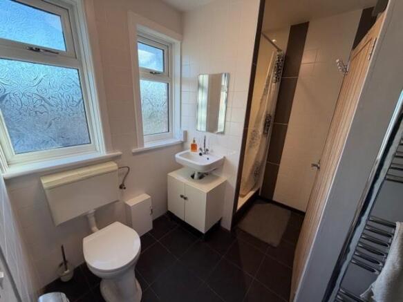 wallisdown road 401b shower.jpg