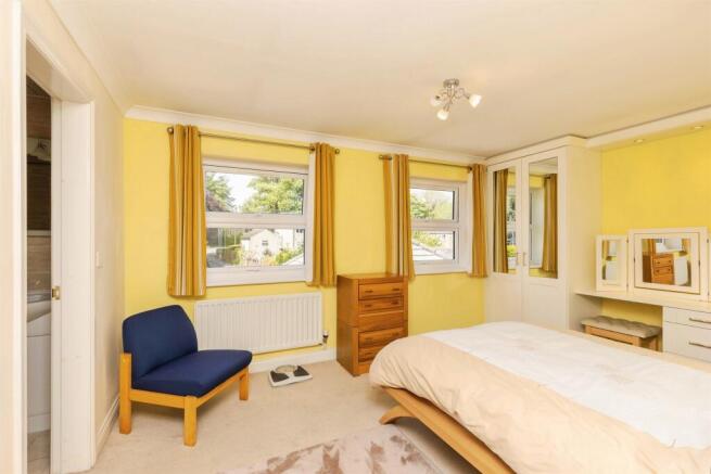 4 bed Detached for sale Image 9