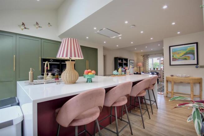5 bed Detached for sale Image 5