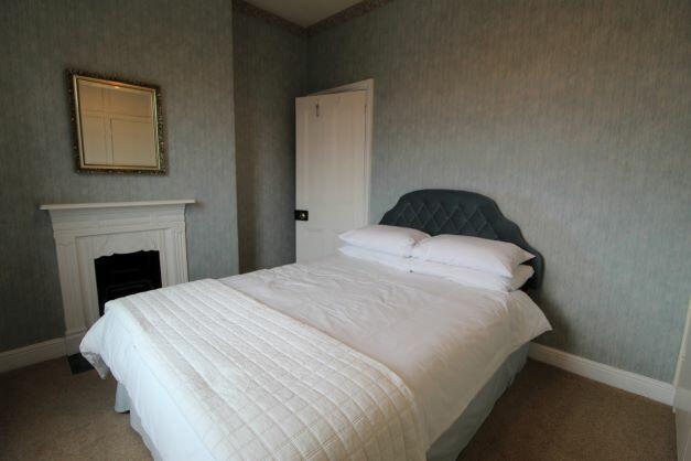 R Bed 3.jpg