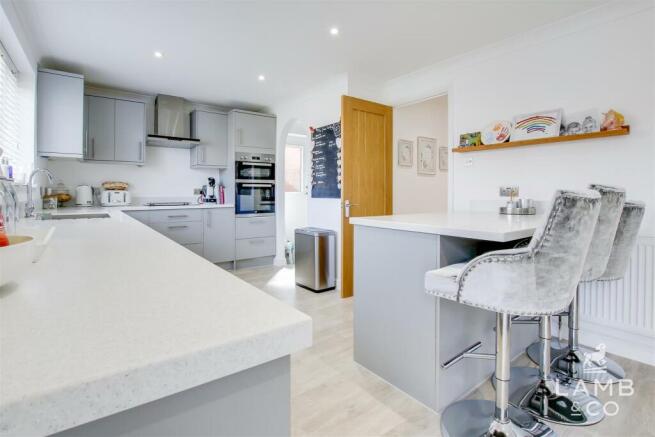 KITCHEN/DINER: