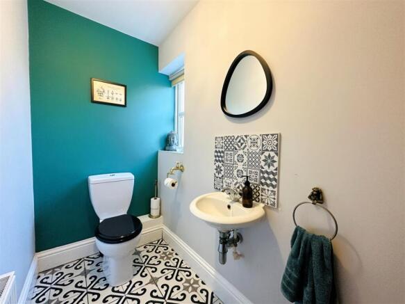 6 bed Detached for sale Image 7