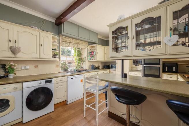 6 bed House for sale Image 5