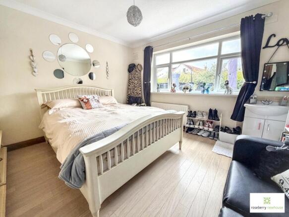 5 bed Bungalow for sale Image 10