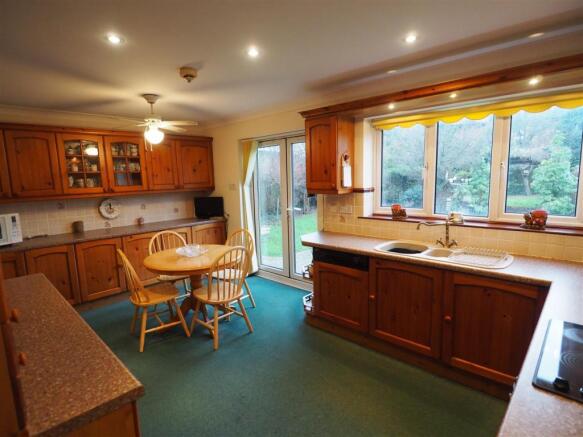 Generous Dining Kitchen 477