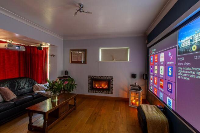 7 bed Detached for sale Image 11