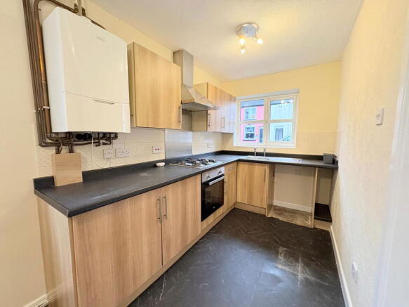 Queens Close, Hyde, SK14 5RE photo 4