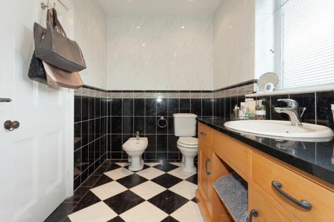 EN SUITE