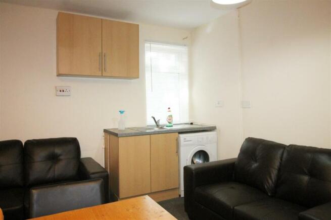 4 bed House to rent Image 7