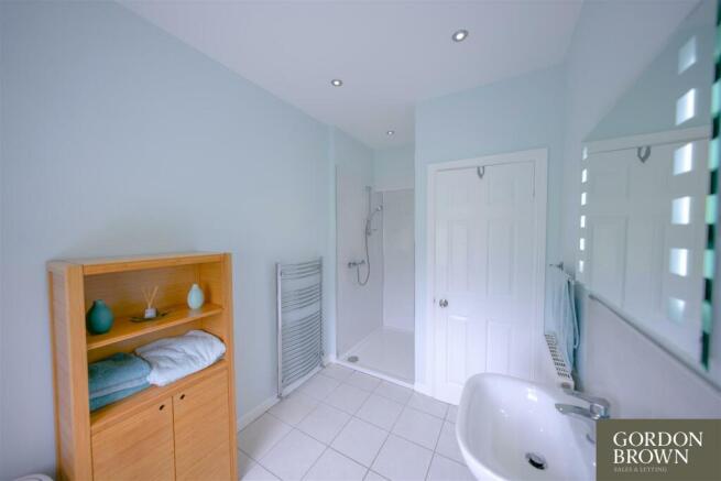 FAMILY SHOWER ROOM/WC