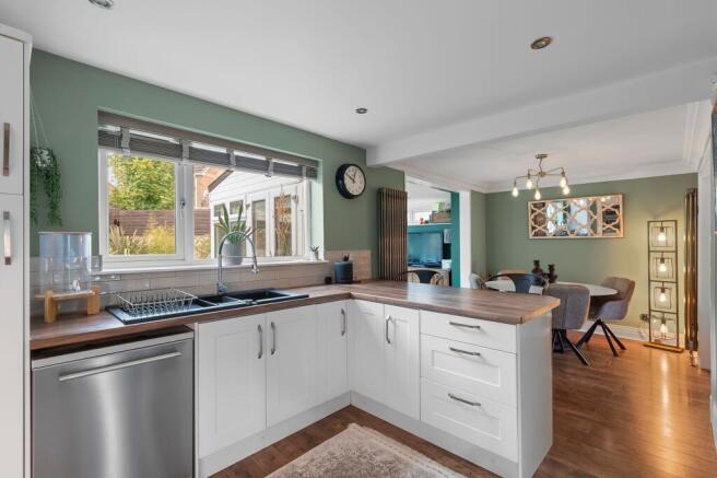 4 bed Detached for sale Image 8