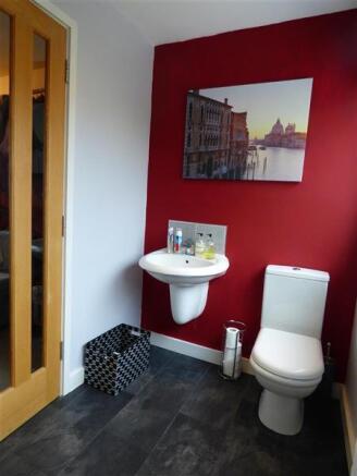 EN-SUITE SHOWER ROOM