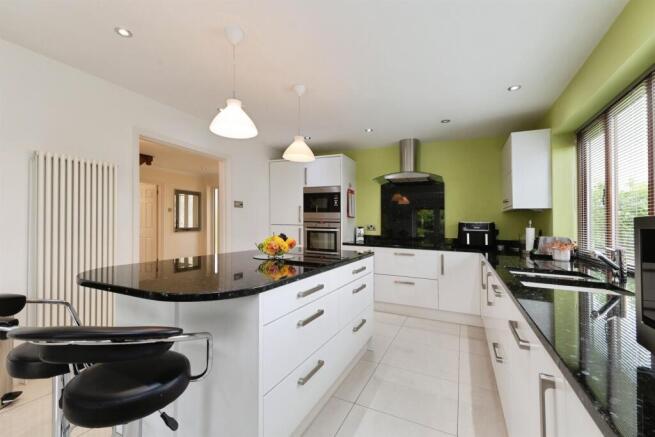 4 bed Detached for sale Image 6