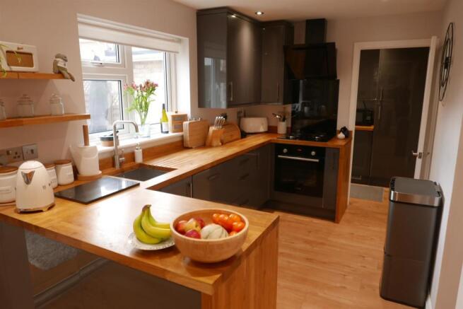 KITCHEN/DINING ROOM