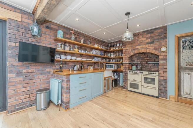 4 bed Semi-Detached for sale Image 9
