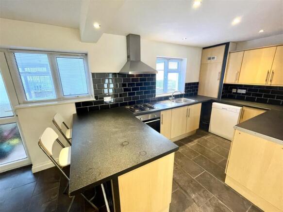 KITCHEN/BREAKFAST ROOM