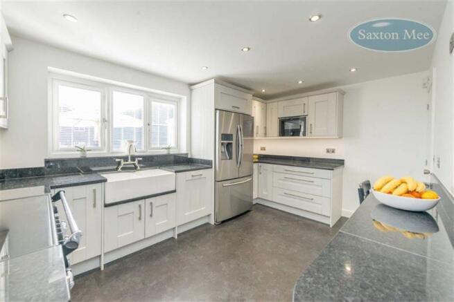 L SHAPED BREAKFAST KITCHEN