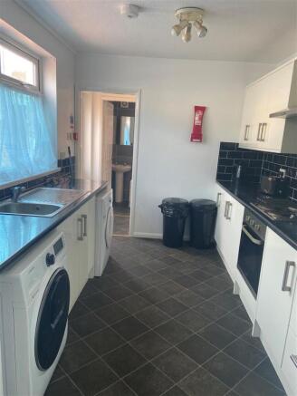 4 bed House Share to rent Image 5
