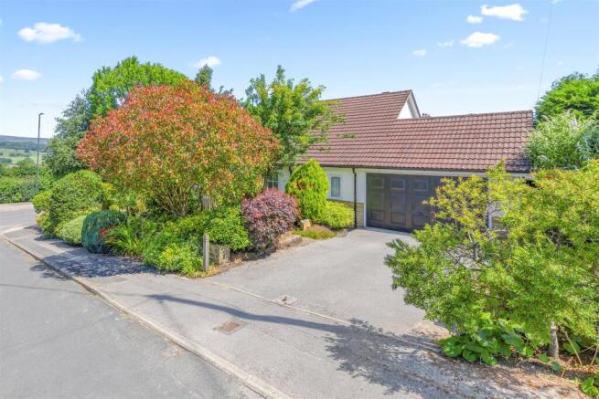 4 bed Detached Bungalow for sale Image 4