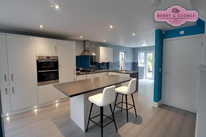 KITCHEN / FAMILY ROO