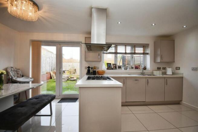 4 bed Detached for sale Image 6