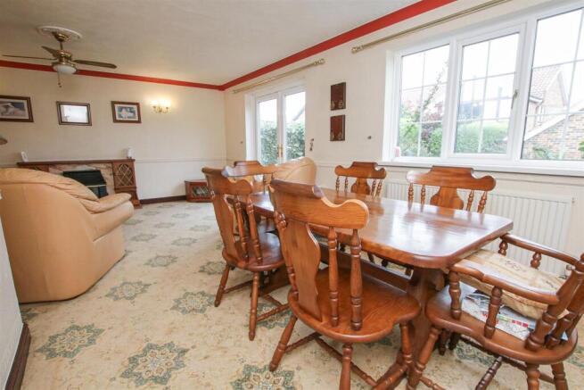 OPEN PLAN LOUNGE/DINING AREA