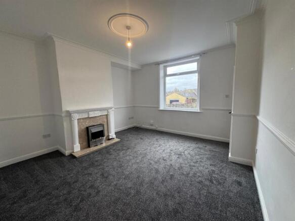 2 bed Terraced to rent Image 5